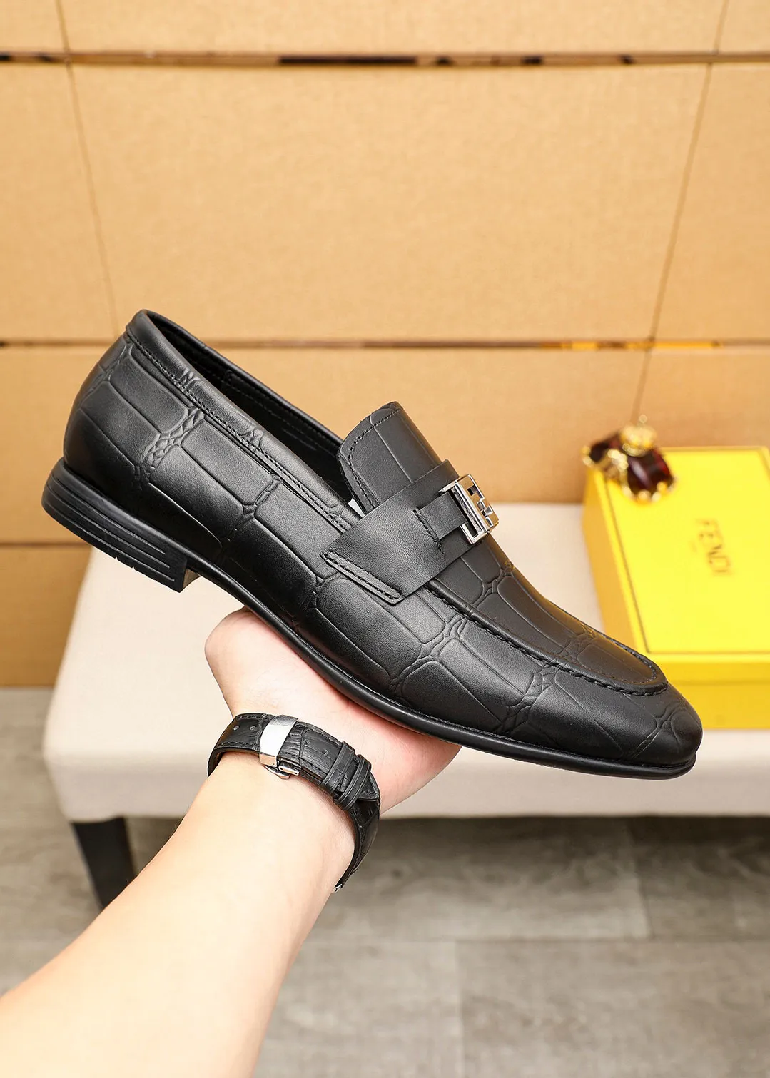 Men's shoes 💰460 💐 Product trademark: FENDI [Fendi] casual leather shoes Regular size: 39-44 (38.45🉑️customized) Product materials: Selected imported first-layer calfskin embossed upper + luxury hardware buckle, imported cowhide leather lining. Strong three-dimensional visual effect, original outsole color: 1⃣️color optional